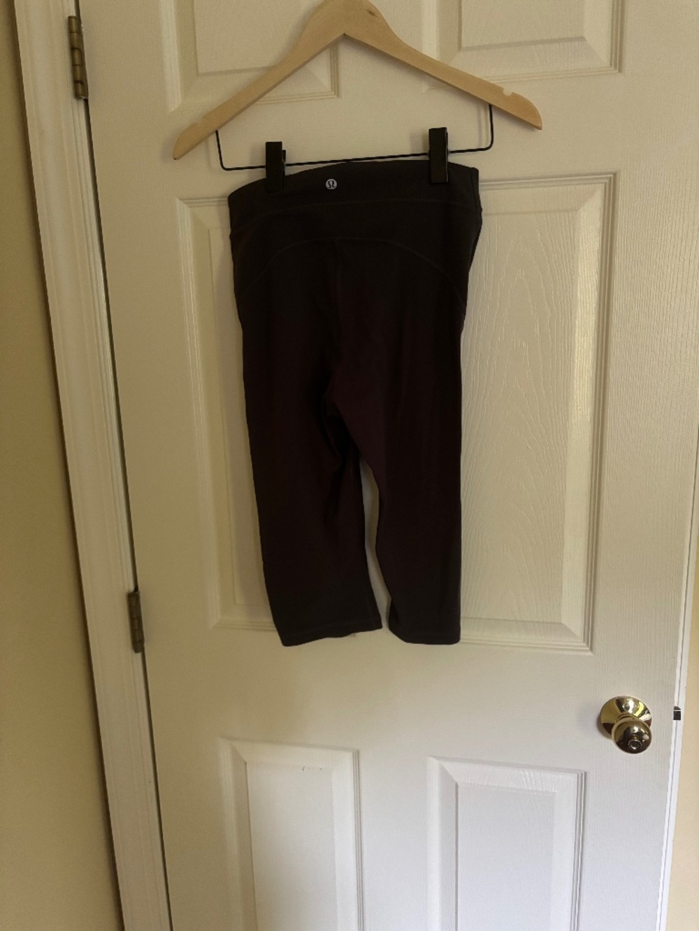 Lululemon cropped at knee leggings